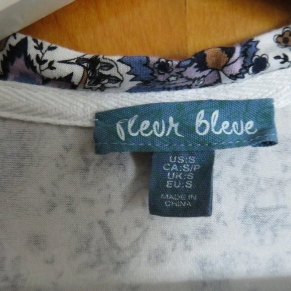 Floral Blue Cream Shirt Flutter Sleeve Top Fleur Bleue Stretch Casual Pattern Sm - Picture 2 of 5